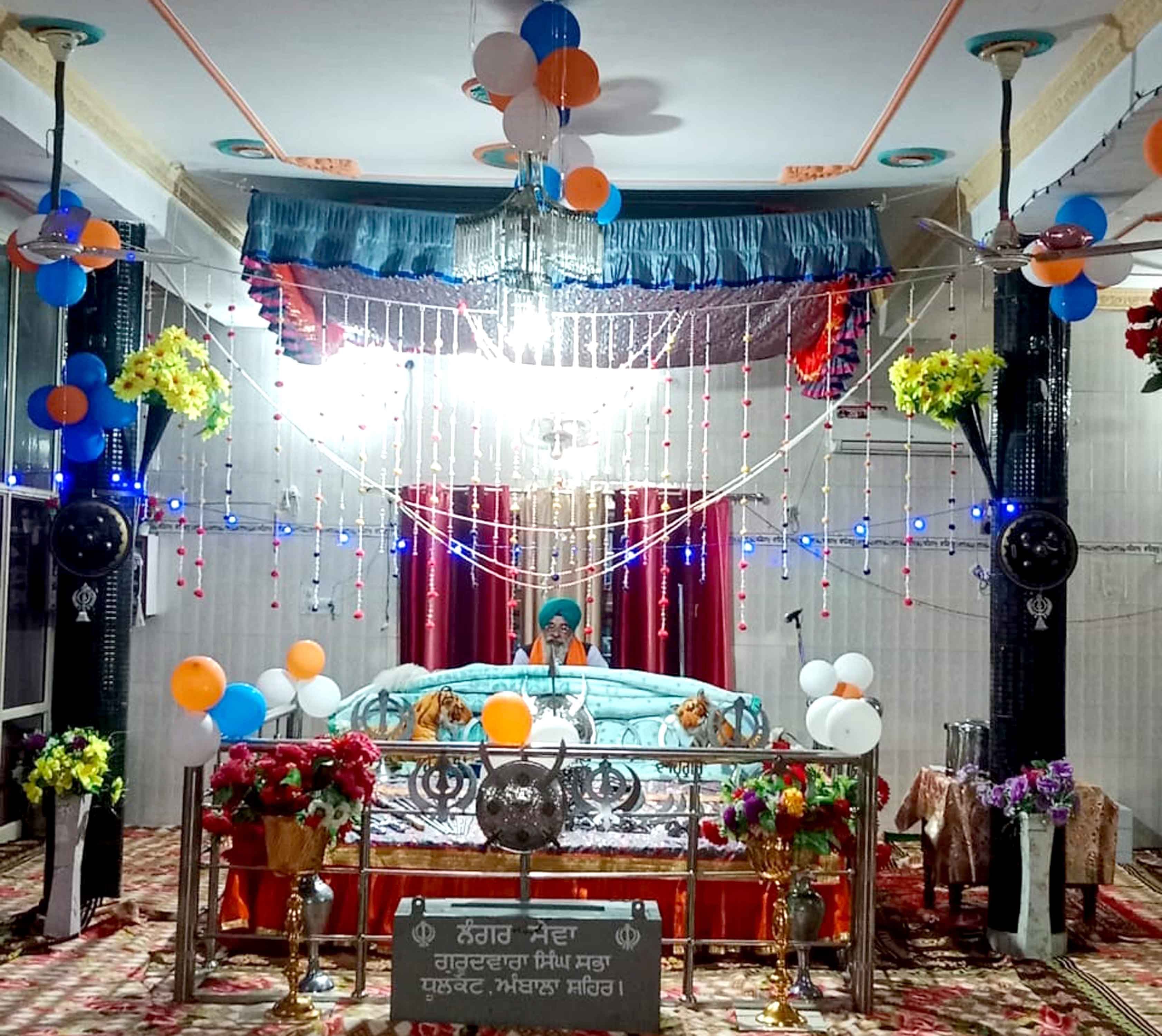 अंबाला सिटी के गुरुद्वारा सिंह सभा धूलकोट में लंगर व्यवस्था में सेवाए प्रदान करती सिख संगतें। अंबाला सिटी के गुरुद्वारा सिंह सभा धूलकोट में लंगर व्यवस्था में सेवाए प्रदान करती सिख संगतें।