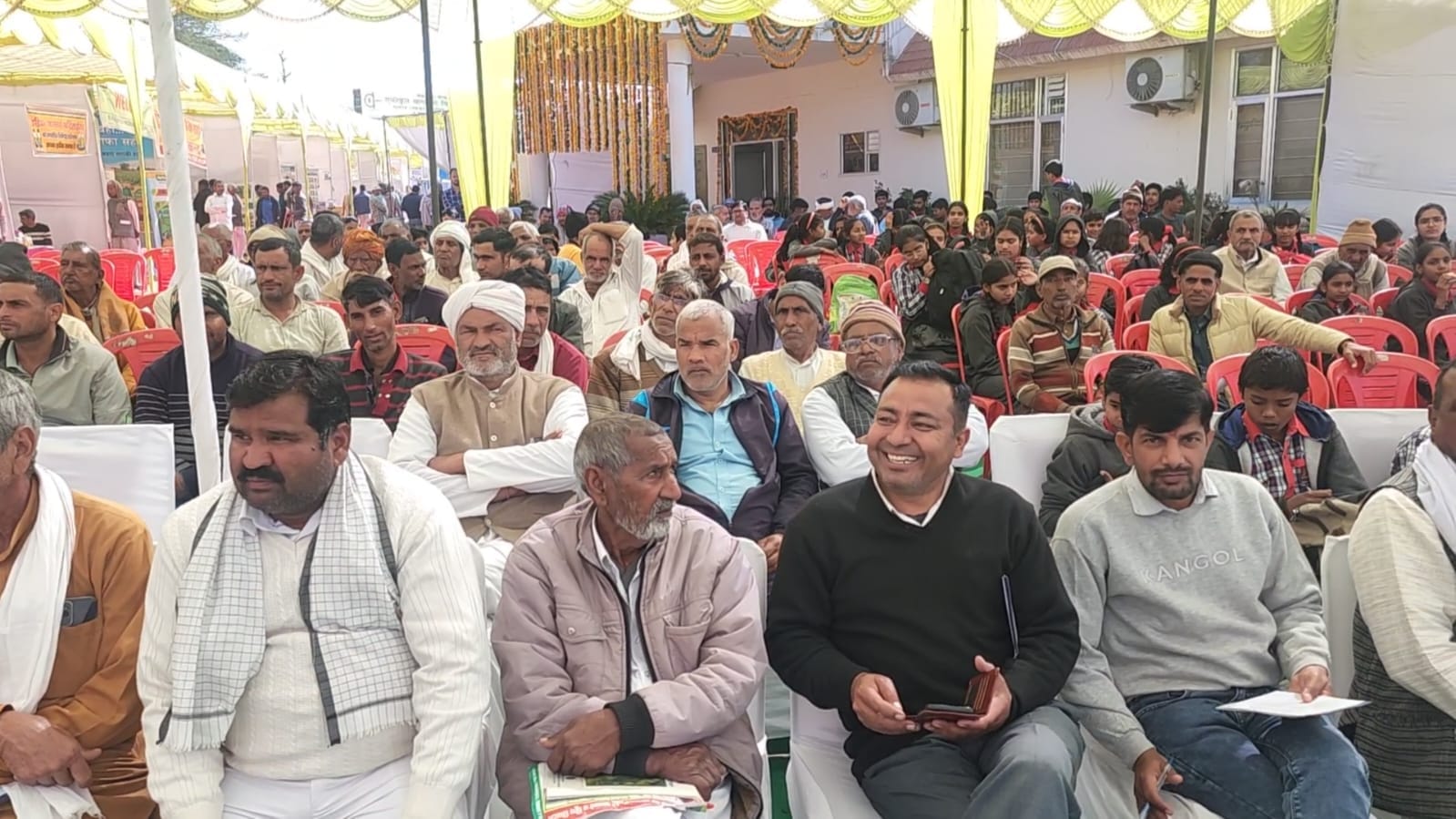 फोटो संख्या:82- एकीकृत बागवानी विकास केंद्र सुंदरह में आयोजित प्रदर्शनी का अवलोकन करते एसडीएम स फोटो संख्या:82- एकीकृत बागवानी विकास केंद्र सुंदरह में आयोजित प्रदर्शनी का अवलोकन करते एसडीएम स