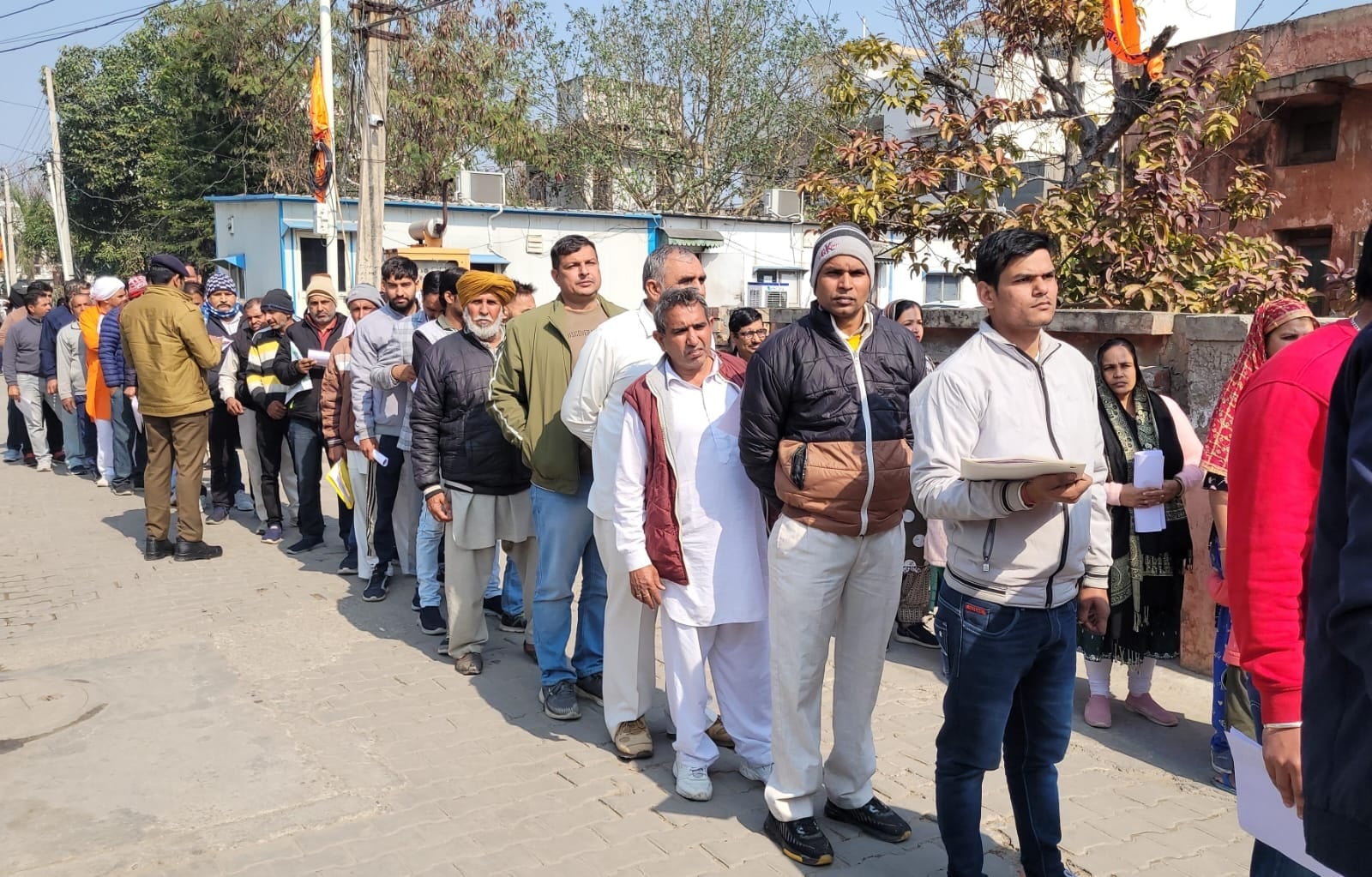 गृहमंत्री को जमीन से संबंधित शिकायत देता पलवल से आया फौजी। संवाद गृहमंत्री को जमीन से संबंधित शिकायत देता पलवल से आया फौजी। संवाद