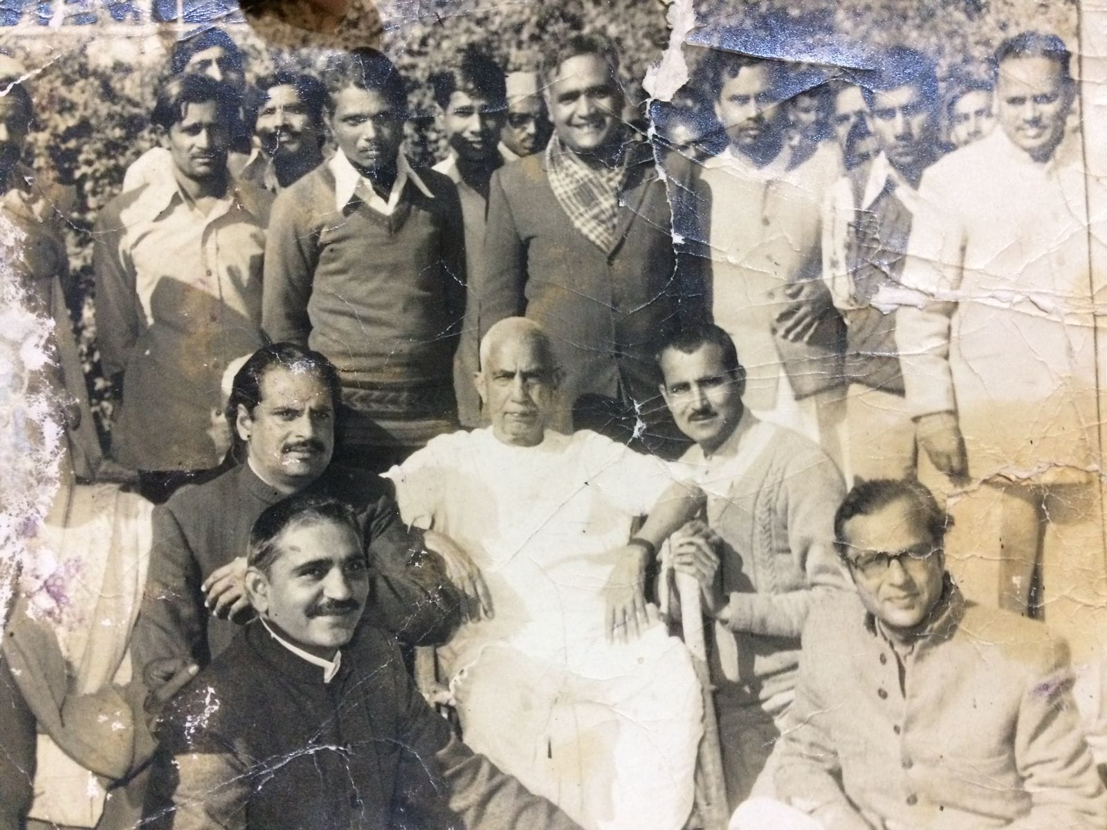 जलालाबाद चौधरी चरण सिंह व श्रद्धेय गायत्री देवी के साथ किला स्थित आवास पर गय्युर अली खान। जलालाबाद चौधरी चरण सिंह व श्रद्धेय गायत्री देवी के साथ किला स्थित आवास पर गय्युर अली खान।