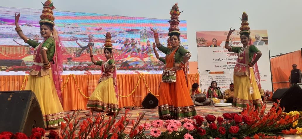 सिद्धार्थ विश्वविद्यालय के परिसर में आयोजित भारत नेपाल मैत्री महोत्सव में कार्यक्रम का मंचन करत सिद्धार्थ विश्वविद्यालय के परिसर में आयोजित भारत नेपाल मैत्री महोत्सव में कार्यक्रम का मंचन करत