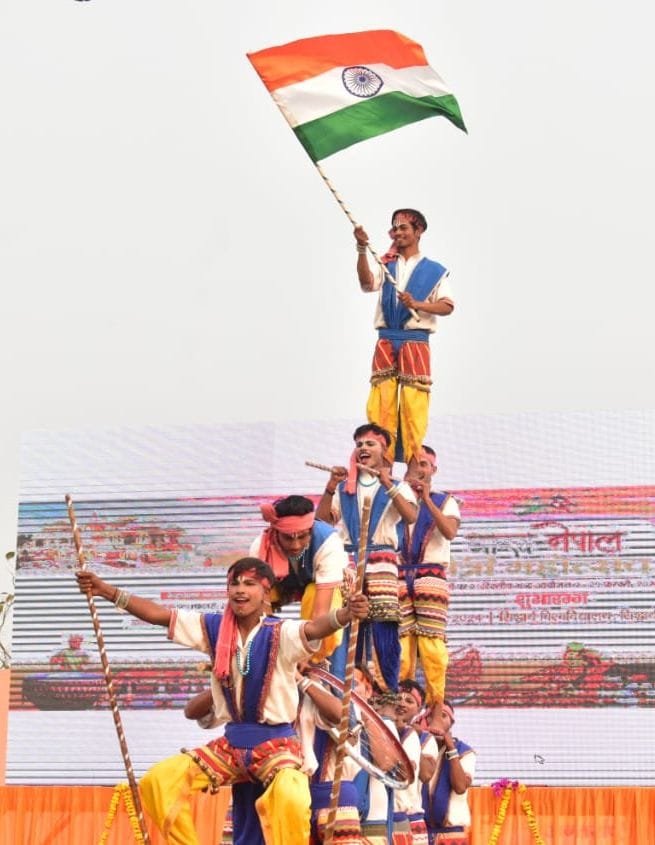 सिद्धार्थ विश्वविद्यालय के परिसर में आयोजित भारत नेपाल मैत्री महोत्सव में कार्यक्रम का मंचन करत सिद्धार्थ विश्वविद्यालय के परिसर में आयोजित भारत नेपाल मैत्री महोत्सव में कार्यक्रम का मंचन करत