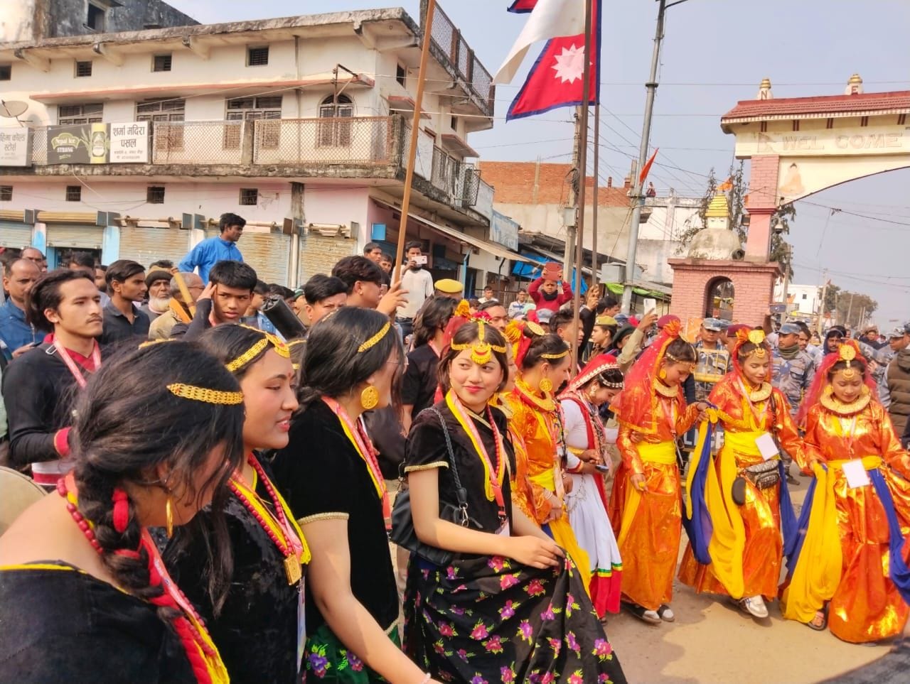 सिद्धार्थ विश्वविद्यालय के परिसर में आयोजित भारत नेपाल मैत्री महोत्सव में कार्यक्रम का मंचन करत सिद्धार्थ विश्वविद्यालय के परिसर में आयोजित भारत नेपाल मैत्री महोत्सव में कार्यक्रम का मंचन करत