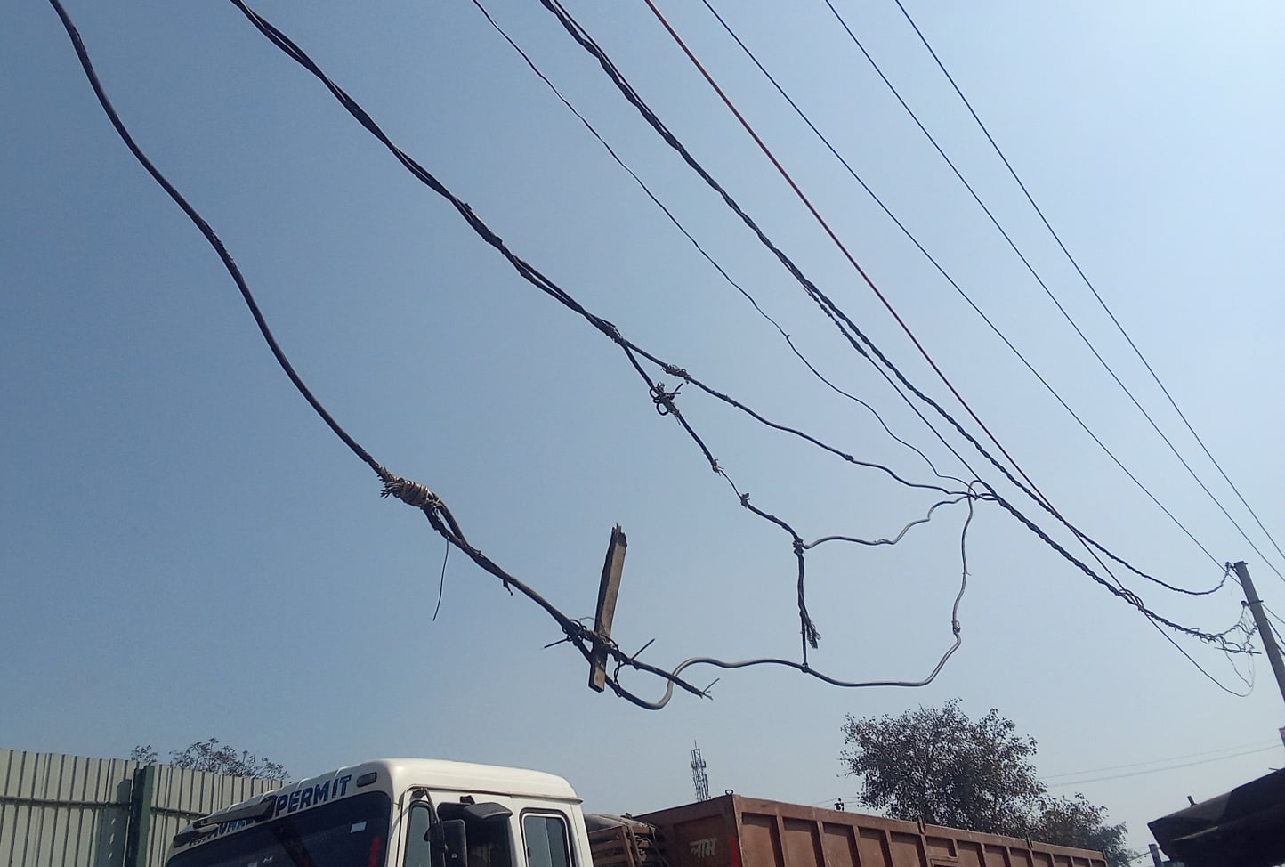 शामली अटल विहार कॉलोनी में बल्ली से बंधे तार शामली अटल विहार कॉलोनी में बल्ली से बंधे तार