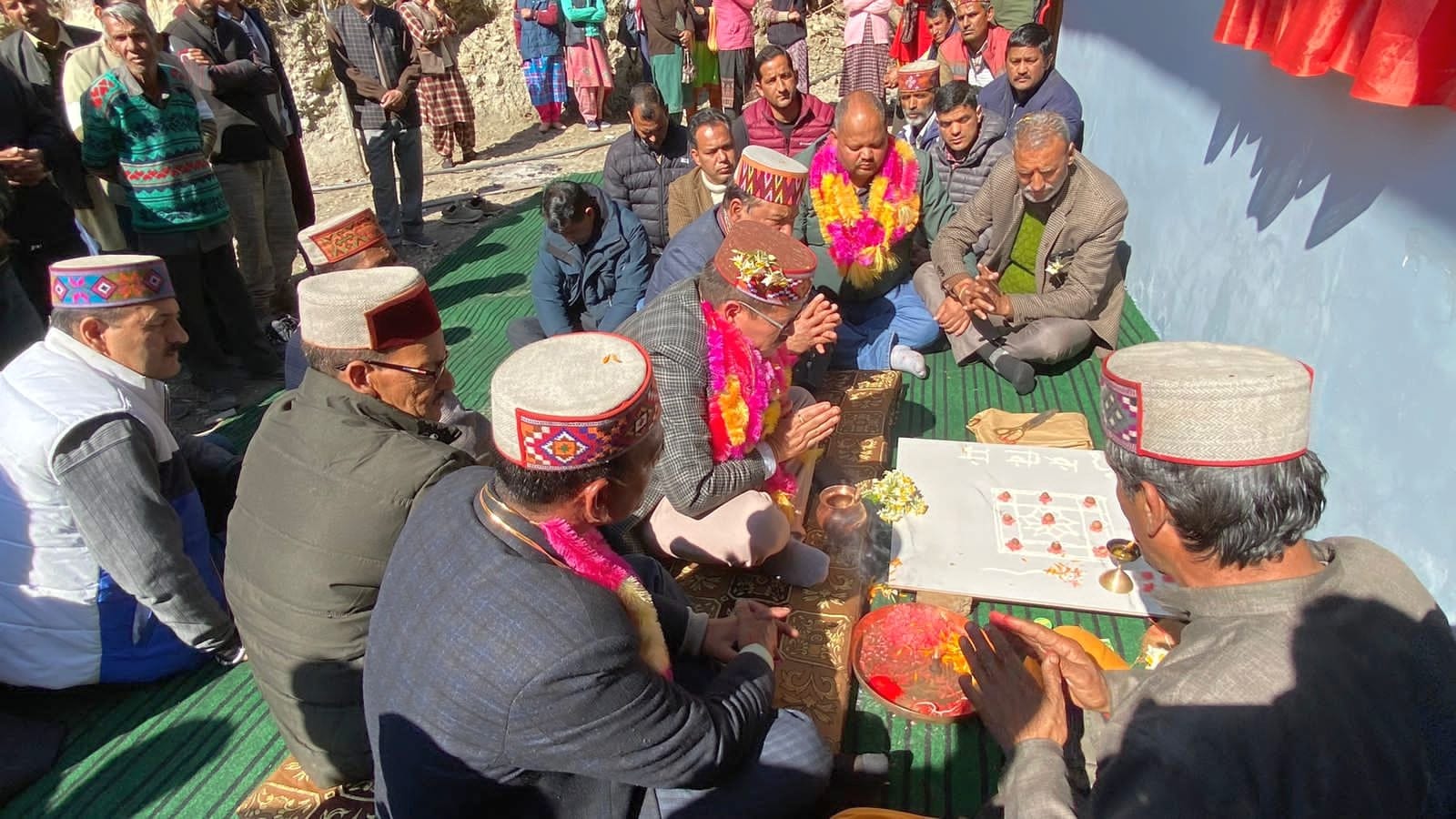 बंजार क्षेत्र के तहत ग्राम पंचायत चनौंन के घरटगाड़ में सामुदायक भवन व सामान्य केंद्र का विधिवत उ बंजार क्षेत्र के तहत ग्राम पंचायत चनौंन के घरटगाड़ में सामुदायक भवन व सामान्य केंद्र का विधिवत उ