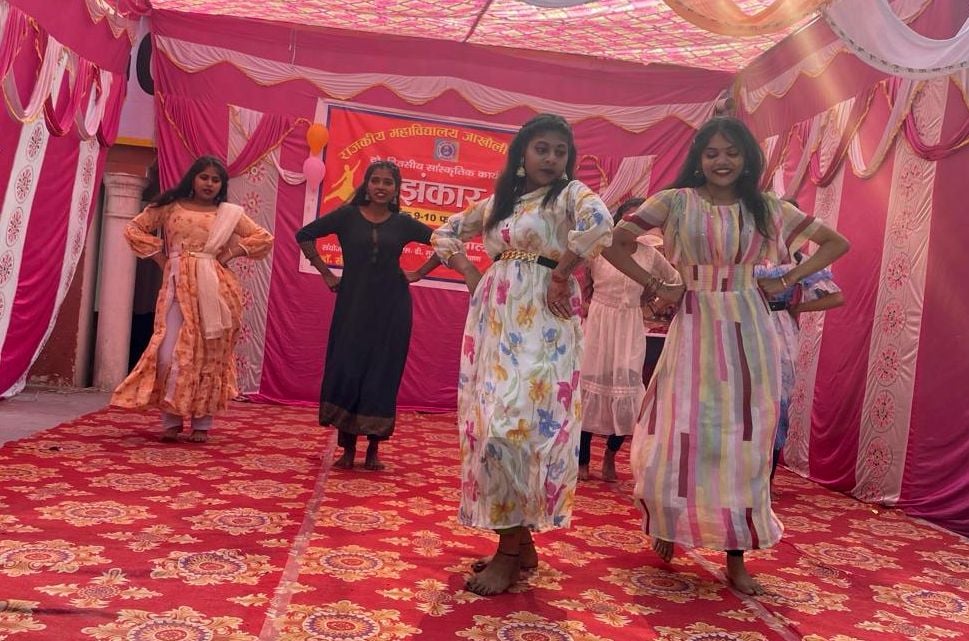 फोटो 05: गांव जाखौली स्थित राजकीय महाविद्यालय में समूह नृत्य प्रस्तुत करती छात्राएं। स्रोत: महा फोटो 05: गांव जाखौली स्थित राजकीय महाविद्यालय में समूह नृत्य प्रस्तुत करती छात्राएं। स्रोत: महा