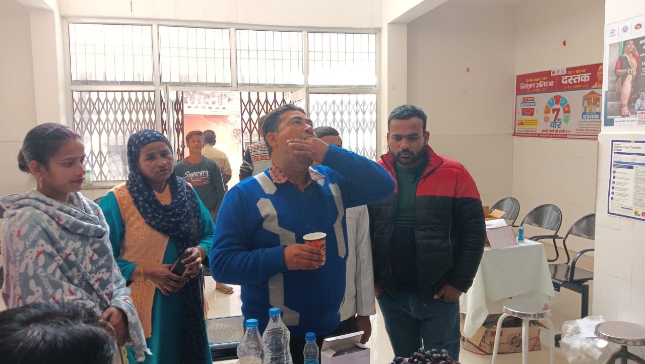 लोागे को फाइलेरिया की दवा का वितरण करते सीएमओ डॉ. आलोक कुमार । स्रोत - स्वास्थ विभाग