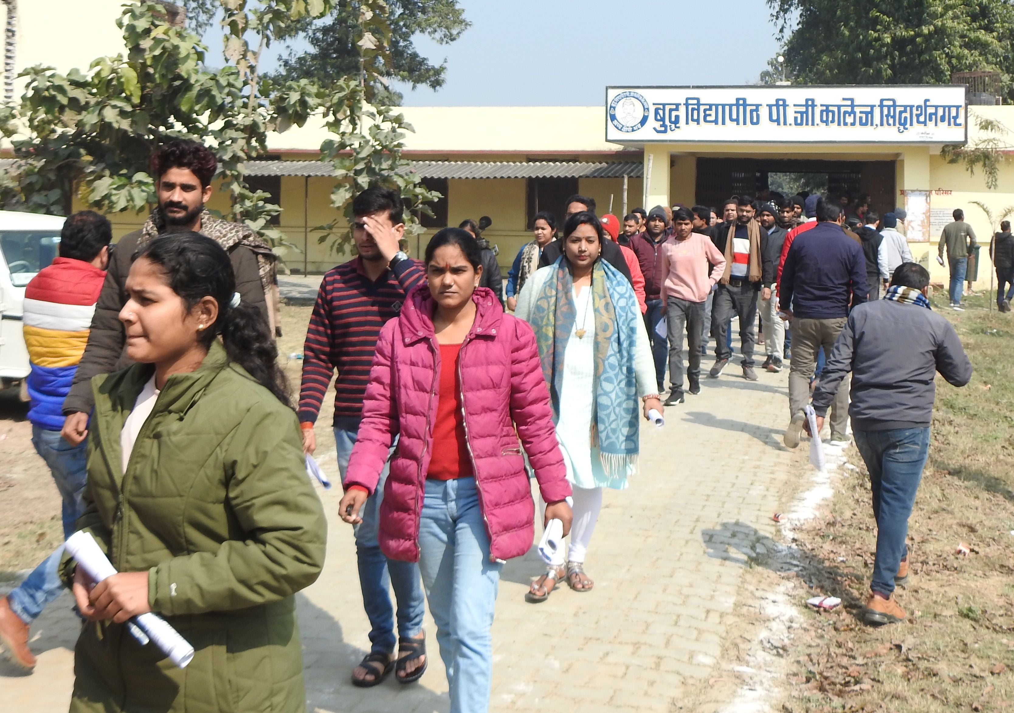 रतन सेन महाविद्यालय मे परीक्षा देने जाते परीक्षार्थी। रतन सेन महाविद्यालय मे परीक्षा देने जाते परीक्षार्थी।