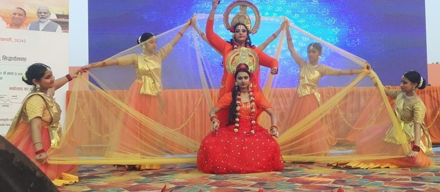 सिद्धार्थ विश्वविद्यालय के परिसर में आयोजित भारत नेपाल मैत्री महोत्सव के मंच पर नेपाल भारत का झ सिद्धार्थ विश्वविद्यालय के परिसर में आयोजित भारत नेपाल मैत्री महोत्सव के मंच पर नेपाल भारत का झ