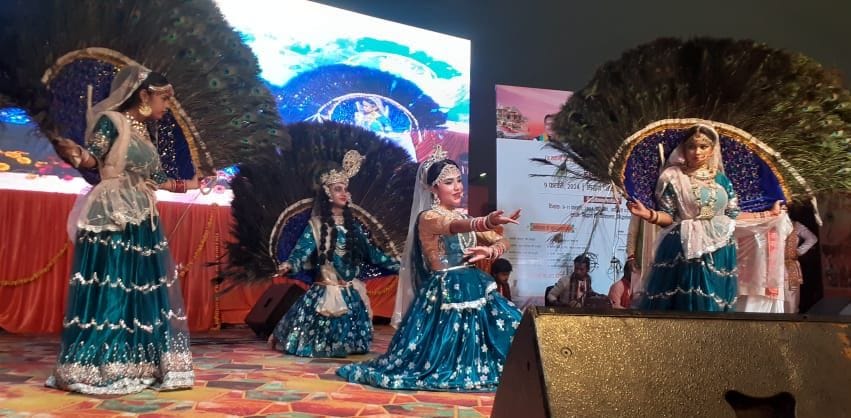 सिद्धार्थ विश्वविद्यालय के परिसर में आयोजित भारत नेपाल मैत्री महोत्सव के मंच पर नेपाल भारत का झ सिद्धार्थ विश्वविद्यालय के परिसर में आयोजित भारत नेपाल मैत्री महोत्सव के मंच पर नेपाल भारत का झ