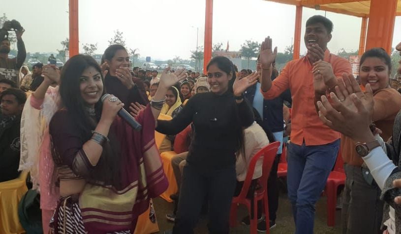 सिद्धार्थ विश्वविद्यालय के परिसर में आयोजित भारत नेपाल मैत्री महोत्सव के मंच पर नेपाल भारत का झ सिद्धार्थ विश्वविद्यालय के परिसर में आयोजित भारत नेपाल मैत्री महोत्सव के मंच पर नेपाल भारत का झ