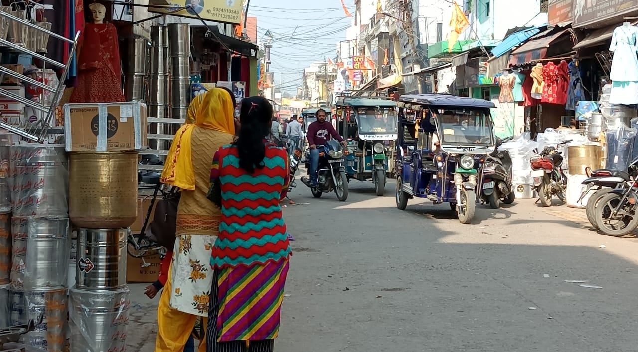 शहर की जेपी रोड पर दुकानो के बाहर रखा समान । संवाद शहर की जेपी रोड पर दुकानो के बाहर रखा समान । संवाद