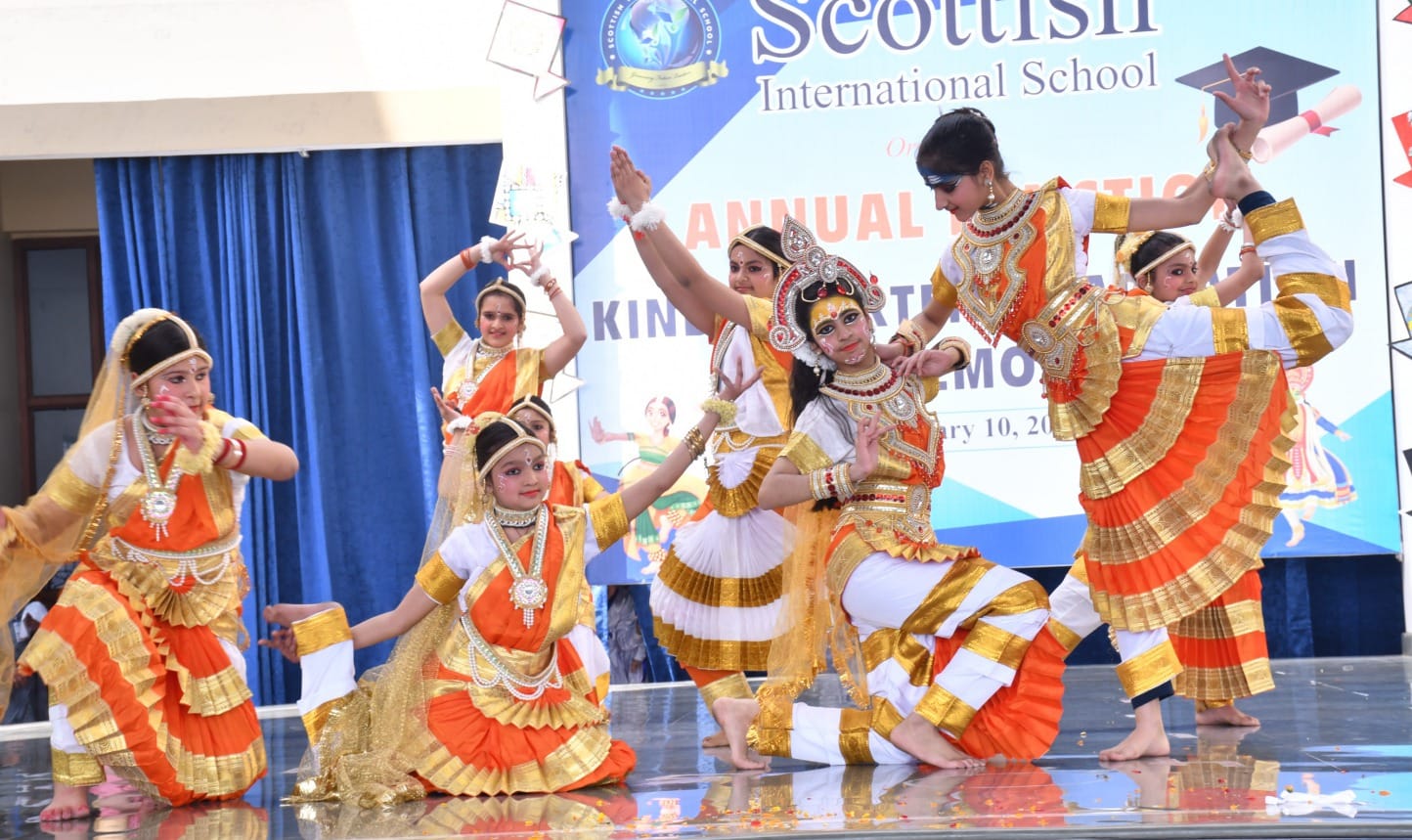 शामली स्कॉटिश स्कूल में आयोजित कार्यक्रम में सांस्कृतिक कार्यक्रम प्रस्तुत करती छात्राएं शामली स्कॉटिश स्कूल में आयोजित कार्यक्रम में सांस्कृतिक कार्यक्रम प्रस्तुत करती छात्राएं