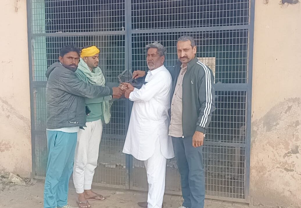 11जेएनडी10: लंगरघर का ताला खोलते किसान। संवाद 11जेएनडी10: लंगरघर का ताला खोलते किसान। संवाद