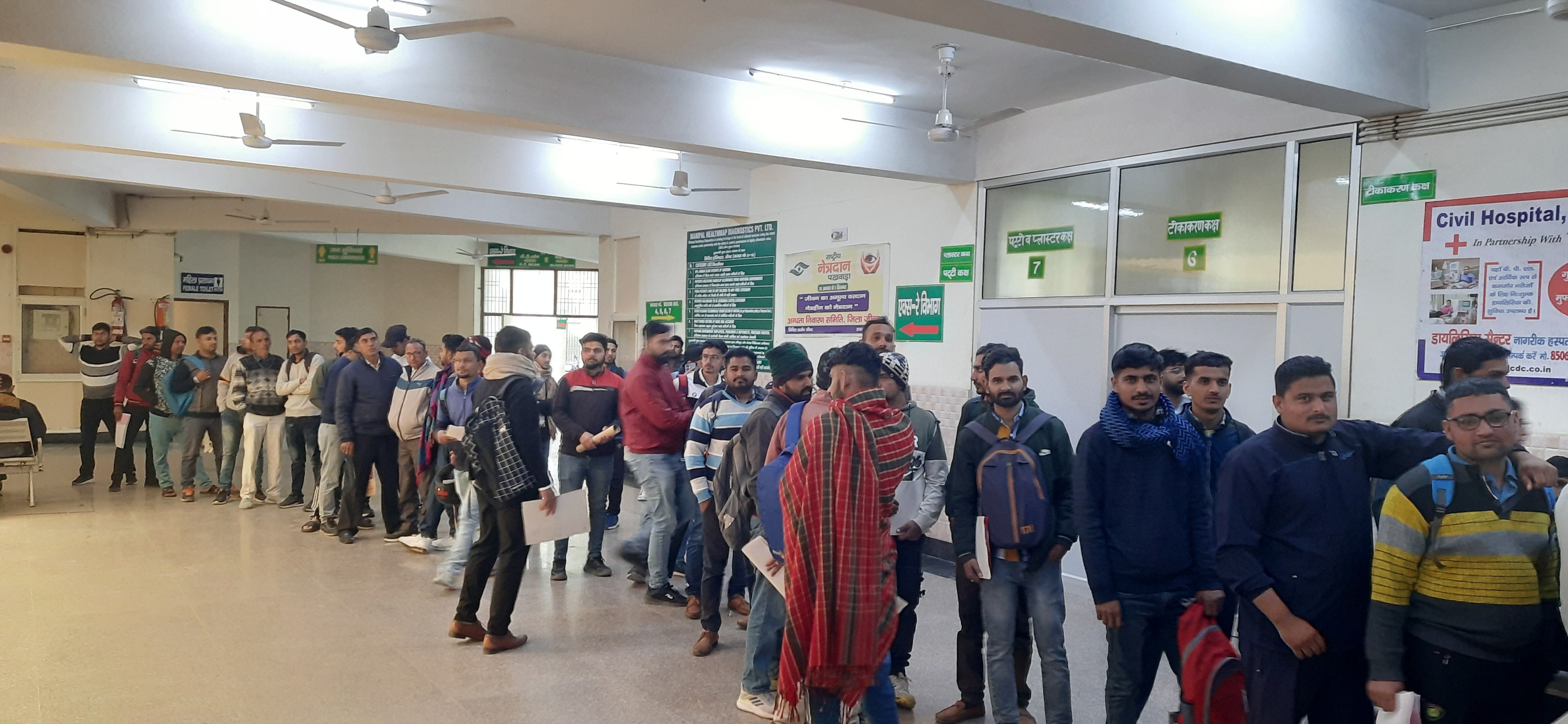 11जेएनडी16 : नागरिक अस्पताल में मेडिकल के लिए अपना नंबर आने का इंतजार करने के लिए लाइन में खड़े