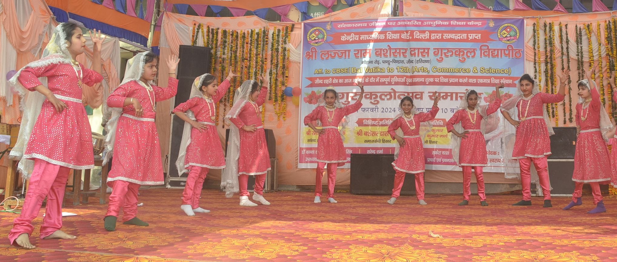11जेएनडी28: सांस्कृतिक कार्यक्रम प्रस्तुत करते हुए छात्र। स्वयं