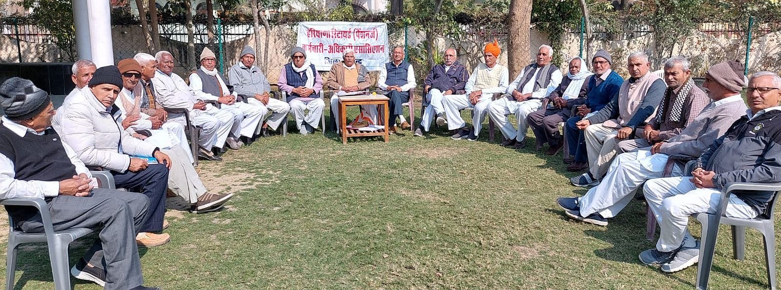 11जेएनडी34: जाट धर्मशाला में आयोजित बैठक में भाग लेते हुए रिटायर्ड कर्मचारी अधिकारी वेलफेयर संग