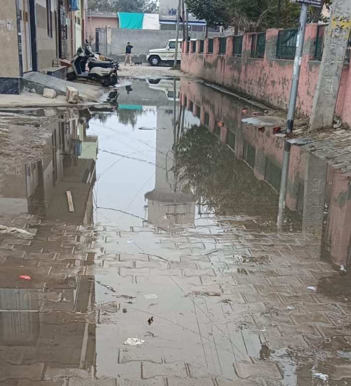 21सीटीके29..देव कॉलोनी  पार्क के पास गली में भरा सीवर का पानी। संवाद