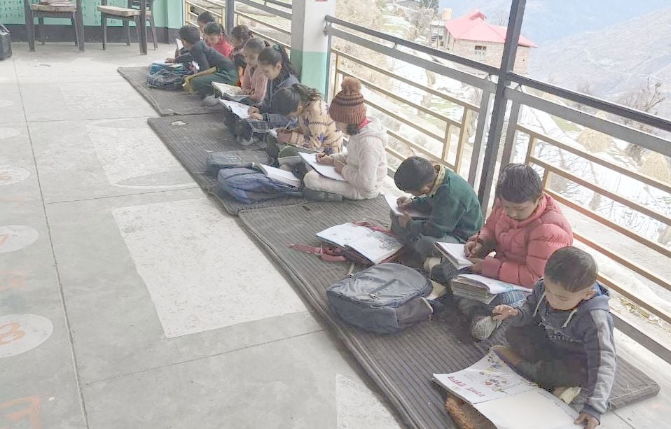 बर्फबारी के बाद राजकीय प्राथमिक पाठशाला सुईला।संवाद बर्फबारी के बाद राजकीय प्राथमिक पाठशाला सुईला।संवाद