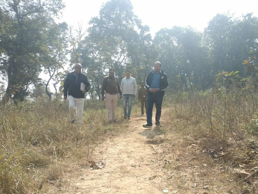 फायर कंट्रोल रूम में मुस्तैद वन कर्मी। स्त्रोत- वन विभाग। फायर कंट्रोल रूम में मुस्तैद वन कर्मी। स्त्रोत- वन विभाग।