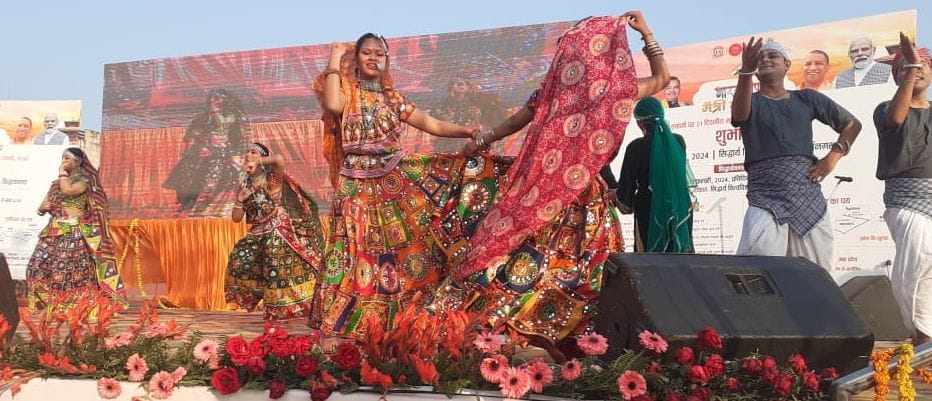 सिद्धार्थ विश्वविद्यालय के परिसर में आयोजित भारत नेपाल मैत्री महोत्सव में एक भारत श्रेष्ठ भारत 