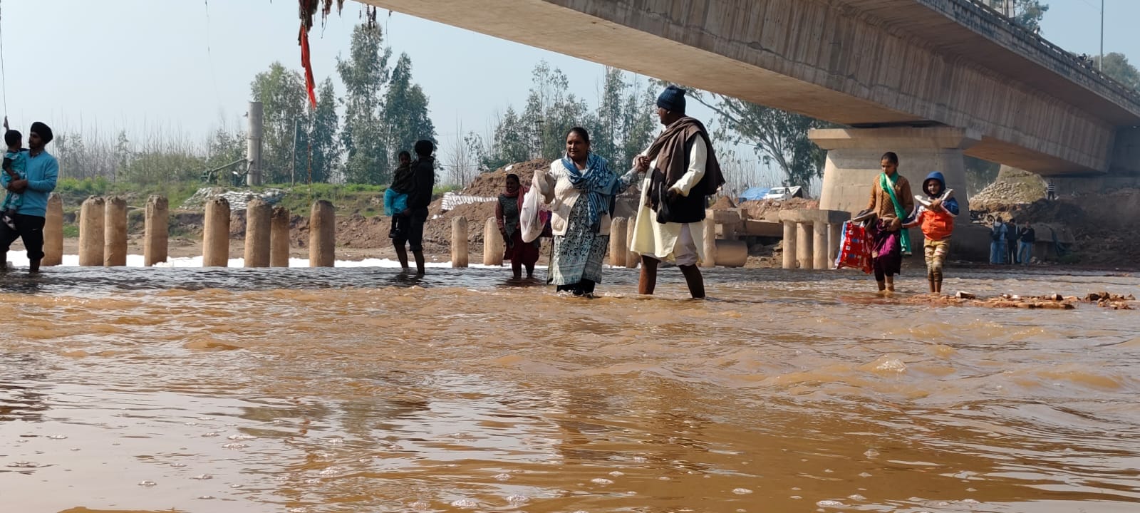 शंभू बॉर्डर पर किसानों को रोकने के लिए बनाए गए चार लेयर के मजबूत सुरक्षा कवच में सीमेंट से स्था शंभू बॉर्डर पर किसानों को रोकने के लिए बनाए गए चार लेयर के मजबूत सुरक्षा कवच में सीमेंट से स्था