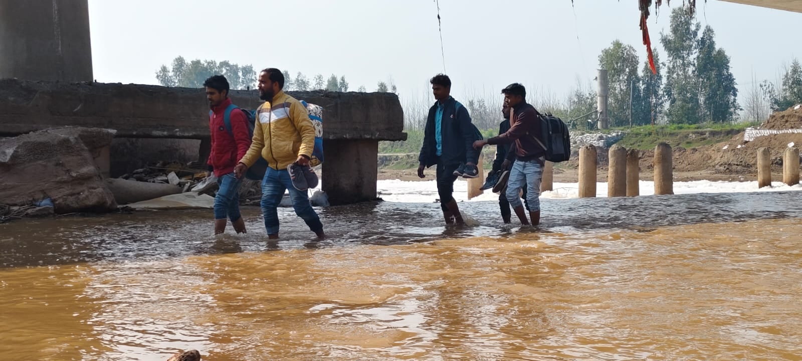 शंभू बॉर्डर पर किसानों को रोकने के लिए बनाए गए चार लेयर के मजबूत सुरक्षा कवच में सीमेंट से स्था शंभू बॉर्डर पर किसानों को रोकने के लिए बनाए गए चार लेयर के मजबूत सुरक्षा कवच में सीमेंट से स्था