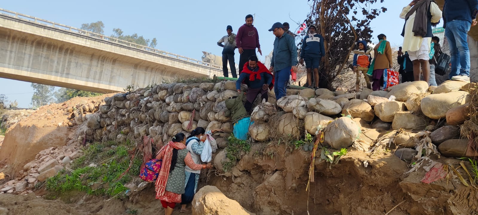 शंभू बॉर्डर पर किसानों को रोकने के लिए बनाए गए चार लेयर के मजबूत सुरक्षा कवच में सीमेंट से स्था शंभू बॉर्डर पर किसानों को रोकने के लिए बनाए गए चार लेयर के मजबूत सुरक्षा कवच में सीमेंट से स्था