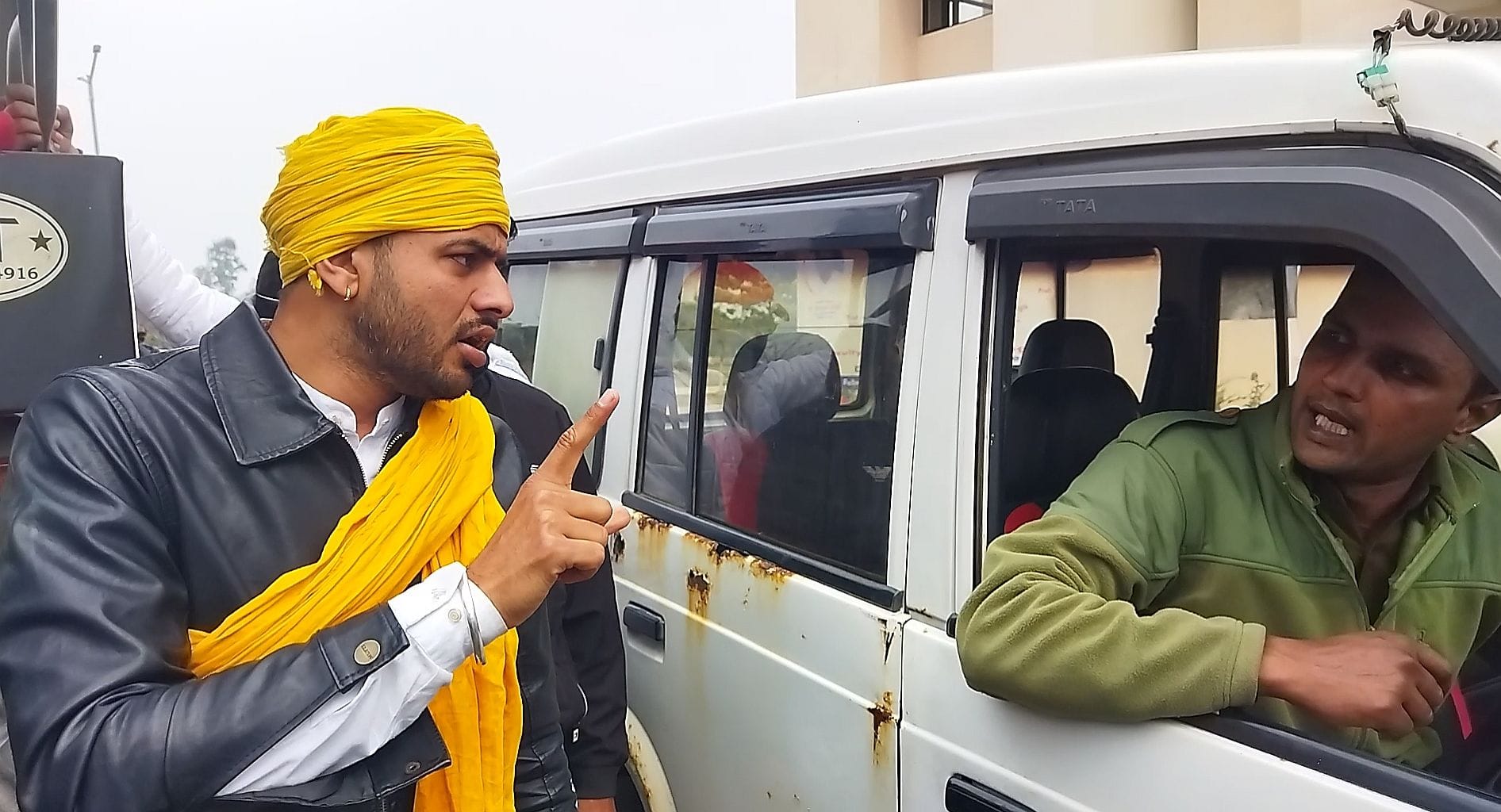 12जेएनडी05: पुलिसकर्मियों से बहस करते हुए सुमित लाठर। स्वयं 12जेएनडी05: पुलिसकर्मियों से बहस करते हुए सुमित लाठर। स्वयं