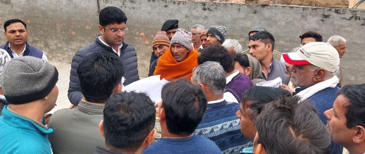 12जेएनडी33: लोगों की समस्याओं को सुनते हुए डिप्टी सीएम दुष्यंत चौटाला। संवाद 12जेएनडी33: लोगों की समस्याओं को सुनते हुए डिप्टी सीएम दुष्यंत चौटाला। संवाद