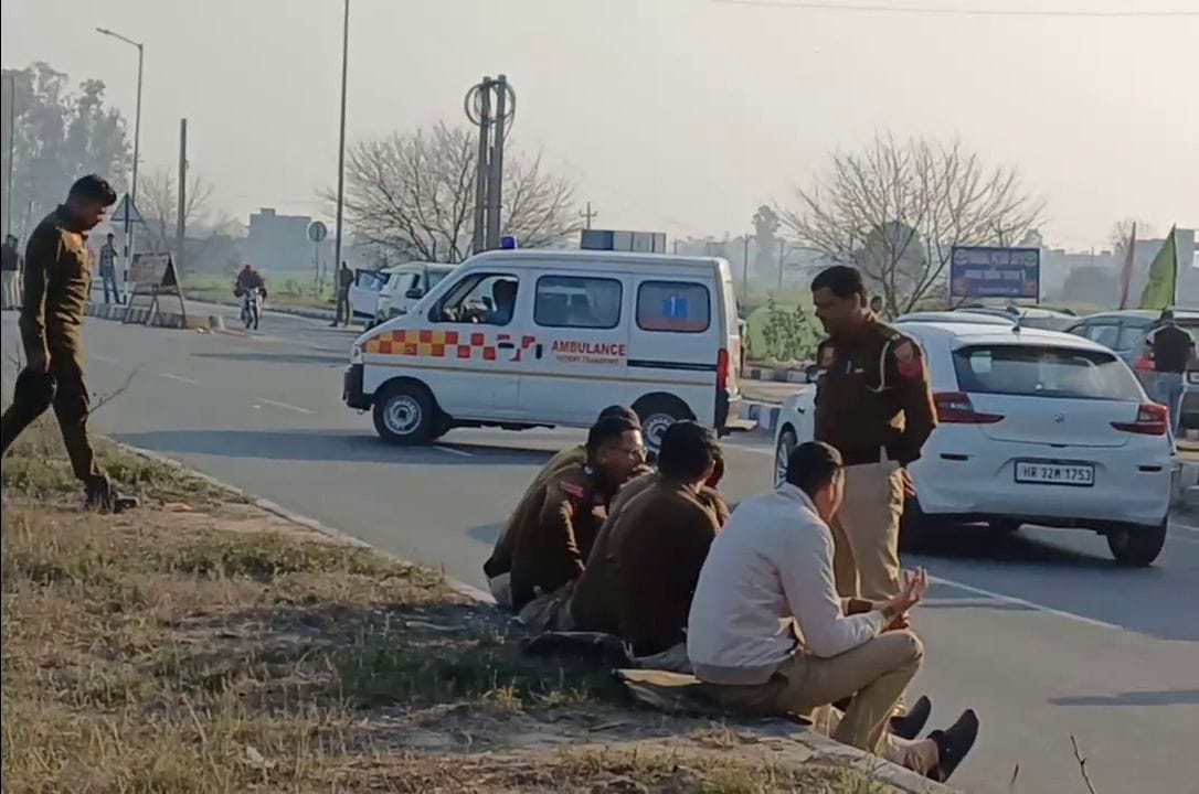 12जेएनडी36 : दातासिंह वाला बॉर्डर पर सड़क के बीच तैनात की गई पुलिस। संवाद 12जेएनडी36 : दातासिंह वाला बॉर्डर पर सड़क के बीच तैनात की गई पुलिस। संवाद