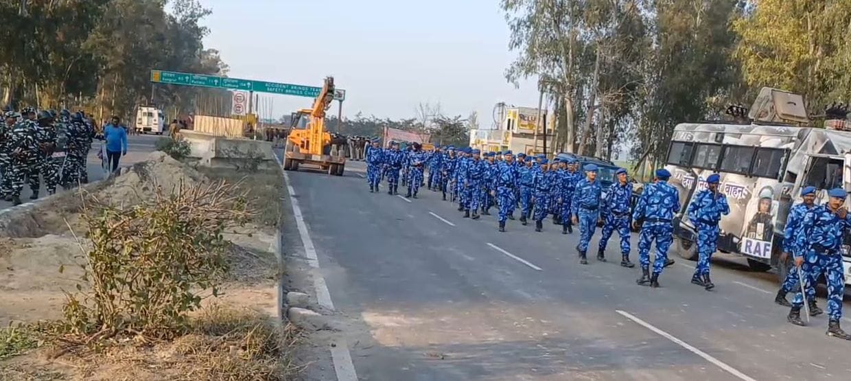 12जेएनडी36 : दातासिंह वाला बॉर्डर पर सड़क के बीच तैनात की गई पुलिस। संवाद 12जेएनडी36 : दातासिंह वाला बॉर्डर पर सड़क के बीच तैनात की गई पुलिस। संवाद
