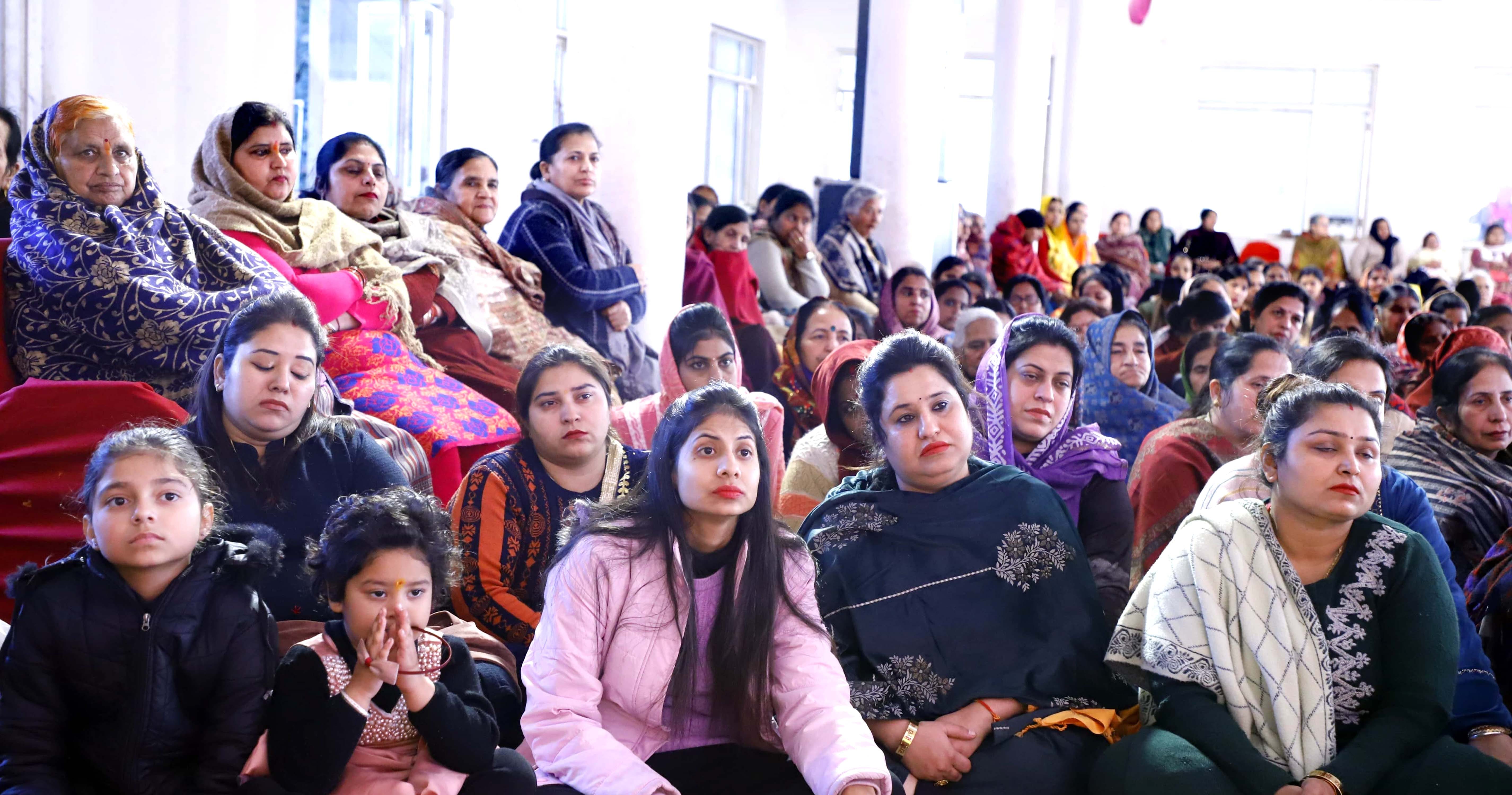 अंबाला सिटी के मां महाकाली दुखभंजनी मंदिर हाल में चल रही श्रीमद् भागवत कथा में प्रवचन करते कथा 