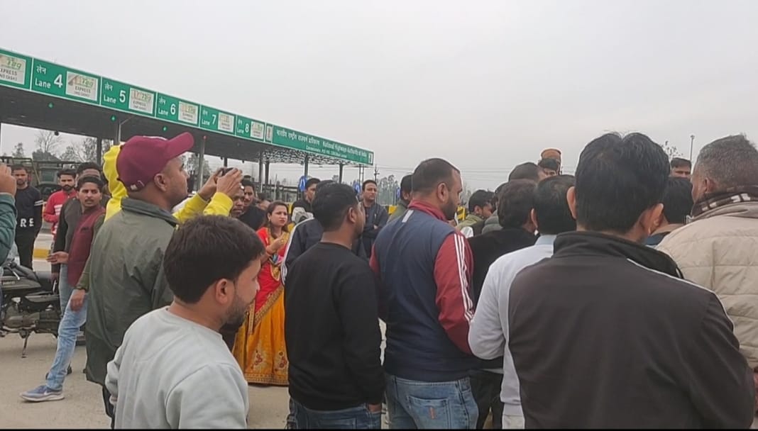 फतेहपुर थाने पर टोलकर्मियों के खिलाफ कार्रवाई की मांग को लेकर पहुंचा परिवार। श्रोत जागरुक ग्रा फतेहपुर थाने पर टोलकर्मियों के खिलाफ कार्रवाई की मांग को लेकर पहुंचा परिवार। श्रोत जागरुक ग्रा