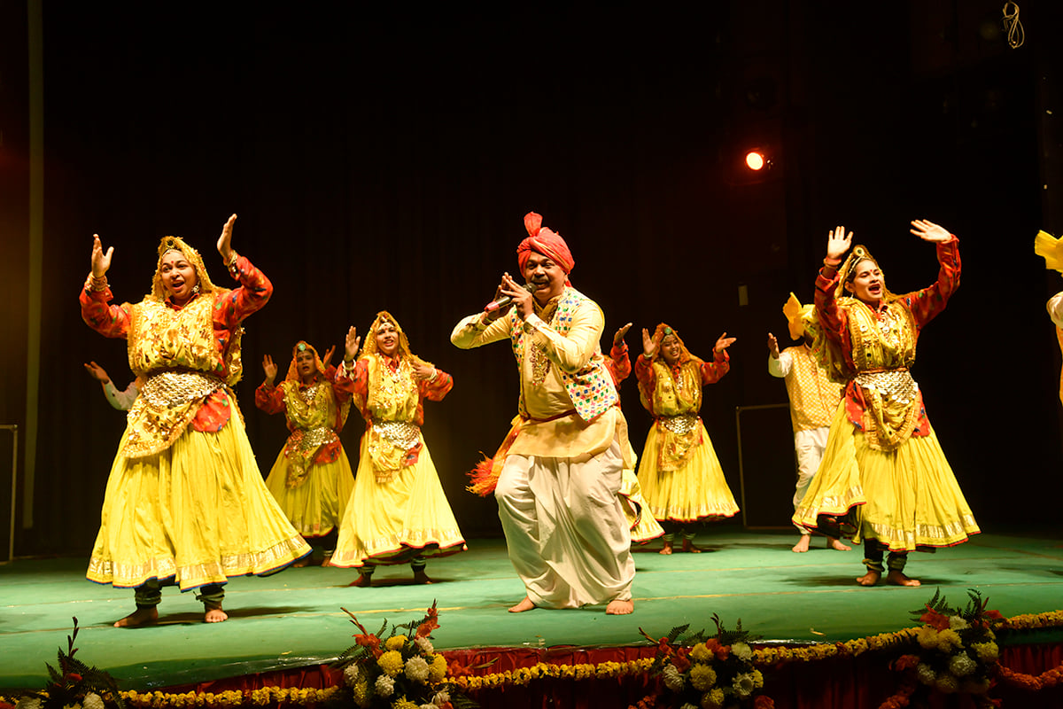 कुरुक्षेत्र।कला कीर्ति भवन में आयोजित बसंत उत्सव कार्यक्रम में कत्थक की प्रस्तुति देती कलाकार स कुरुक्षेत्र।कला कीर्ति भवन में आयोजित बसंत उत्सव कार्यक्रम में कत्थक की प्रस्तुति देती कलाकार स