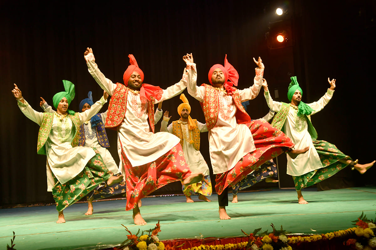 कुरुक्षेत्र।कला कीर्ति भवन में आयोजित बसंत उत्सव कार्यक्रम में कत्थक की प्रस्तुति देती कलाकार स कुरुक्षेत्र।कला कीर्ति भवन में आयोजित बसंत उत्सव कार्यक्रम में कत्थक की प्रस्तुति देती कलाकार स