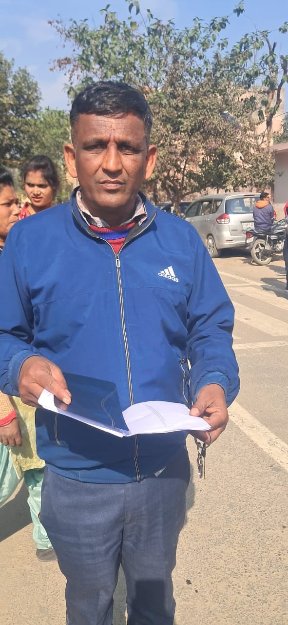 मेडिकल कॉलेज परिसर में दिव्यांग शिविर में पहुंचे लोग । संवाद
