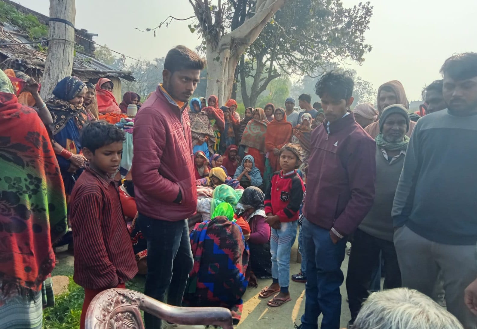 नवाबगंज थाना क्षेत्र में सर्राफा व्यवसाई से लूट की घटना बाद जुटी भीड़। संवाद