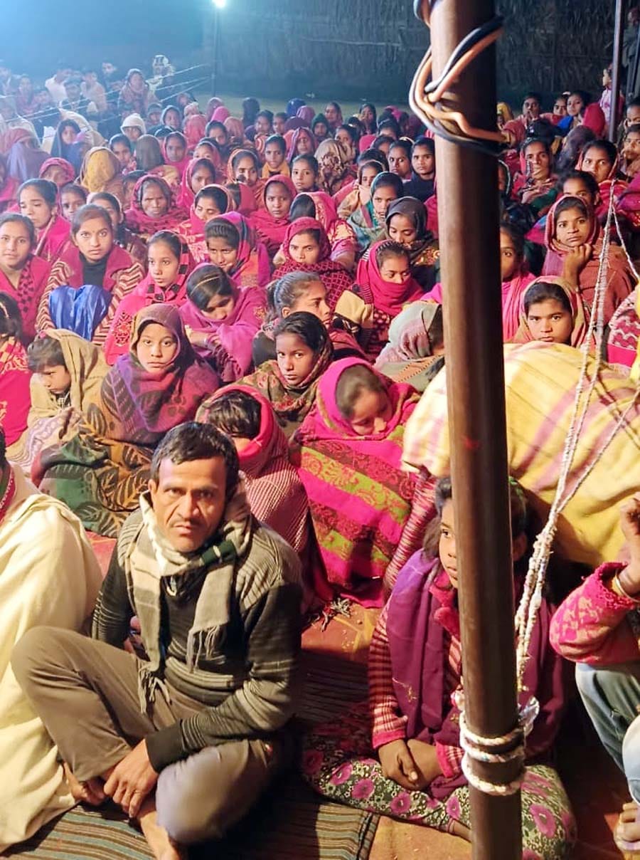 पिनौनी में भागवत कथा सुनाते सचिन शास्त्री। संवाद पिनौनी में भागवत कथा सुनाते सचिन शास्त्री। संवाद