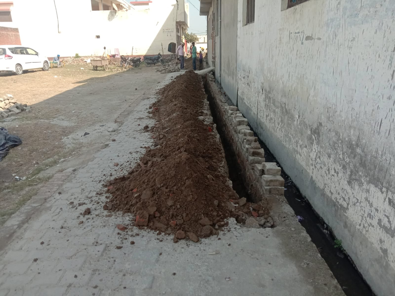 पूरनपुर में पाइप लाइन डालने के लिए आये पाइप । संवाद पूरनपुर में पाइप लाइन डालने के लिए आये पाइप । संवाद
