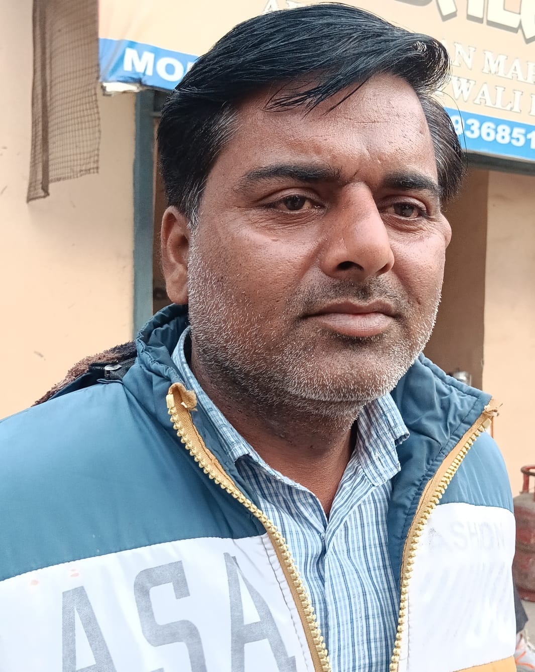 शहर की स्टेशन रोड पर दुकानो के बाहर रखा दुकानदारो का समान । संवाद शहर की स्टेशन रोड पर दुकानो के बाहर रखा दुकानदारो का समान । संवाद