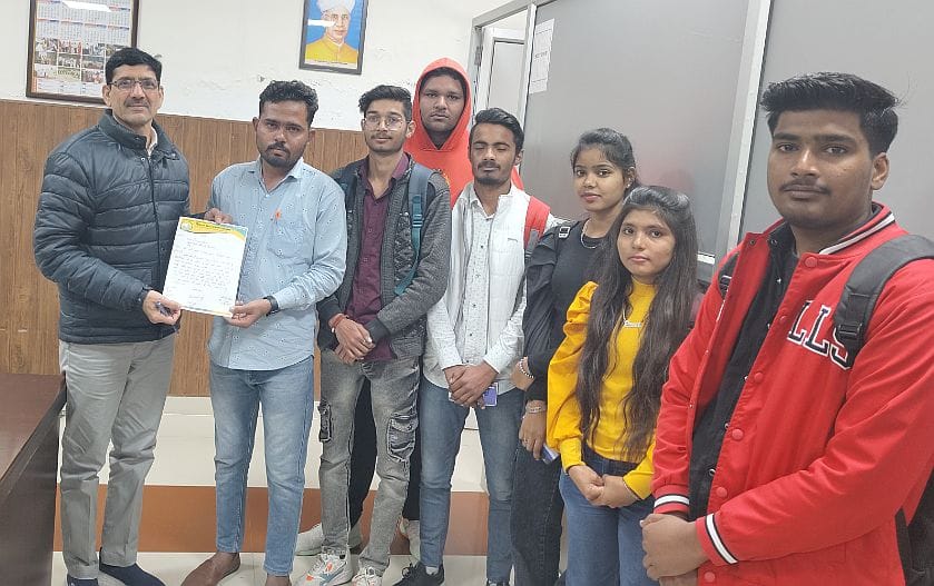 13जेएनडी04: परीक्षा नियंत्रक को ज्ञापन सौंपते हुए छात्र। संवाद 13जेएनडी04: परीक्षा नियंत्रक को ज्ञापन सौंपते हुए छात्र। संवाद