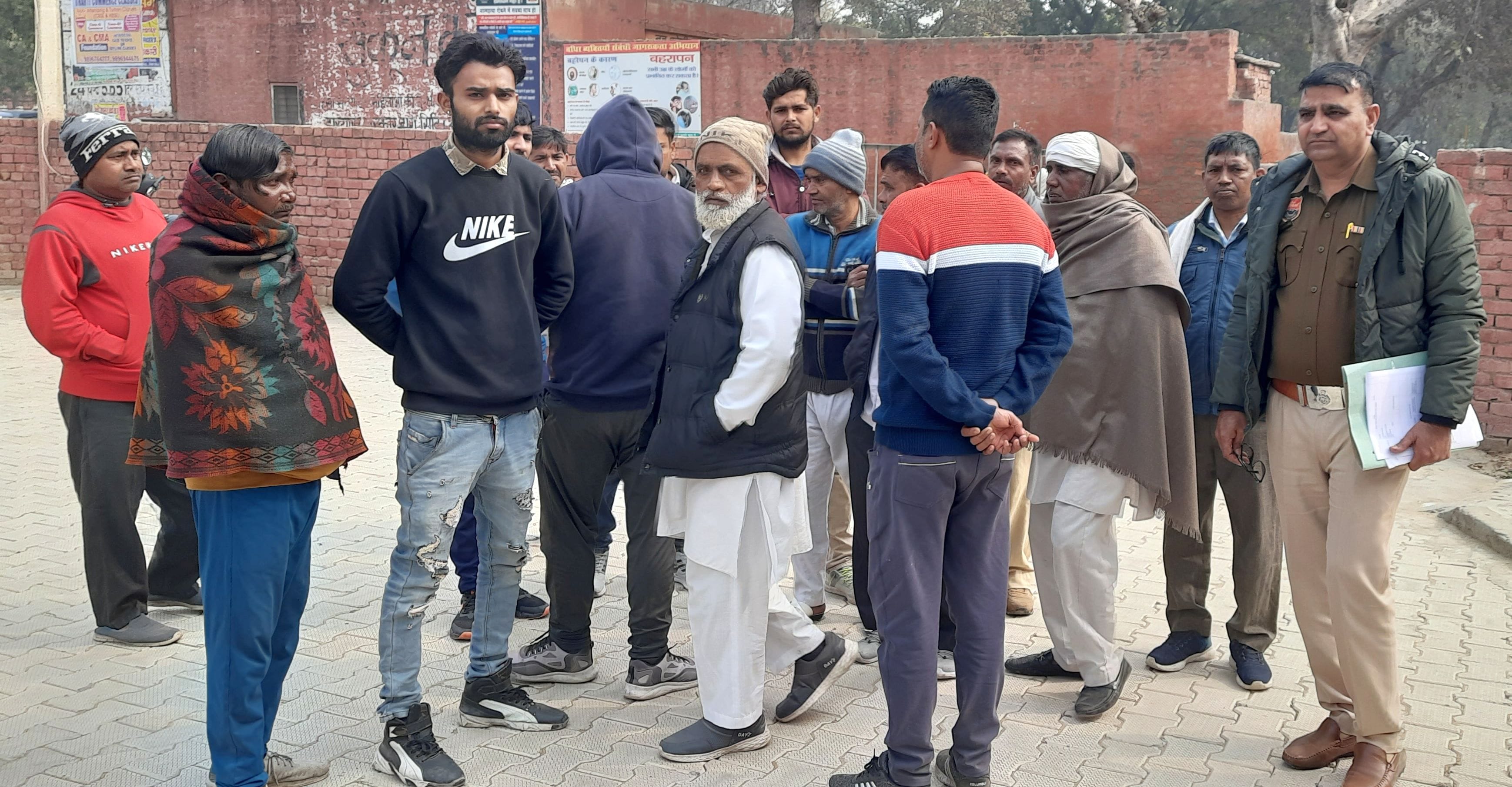 13जेएनडी17: नागरिक अस्पताल में पहुंचे मृतक के परिजन और पुलिस। संवाद