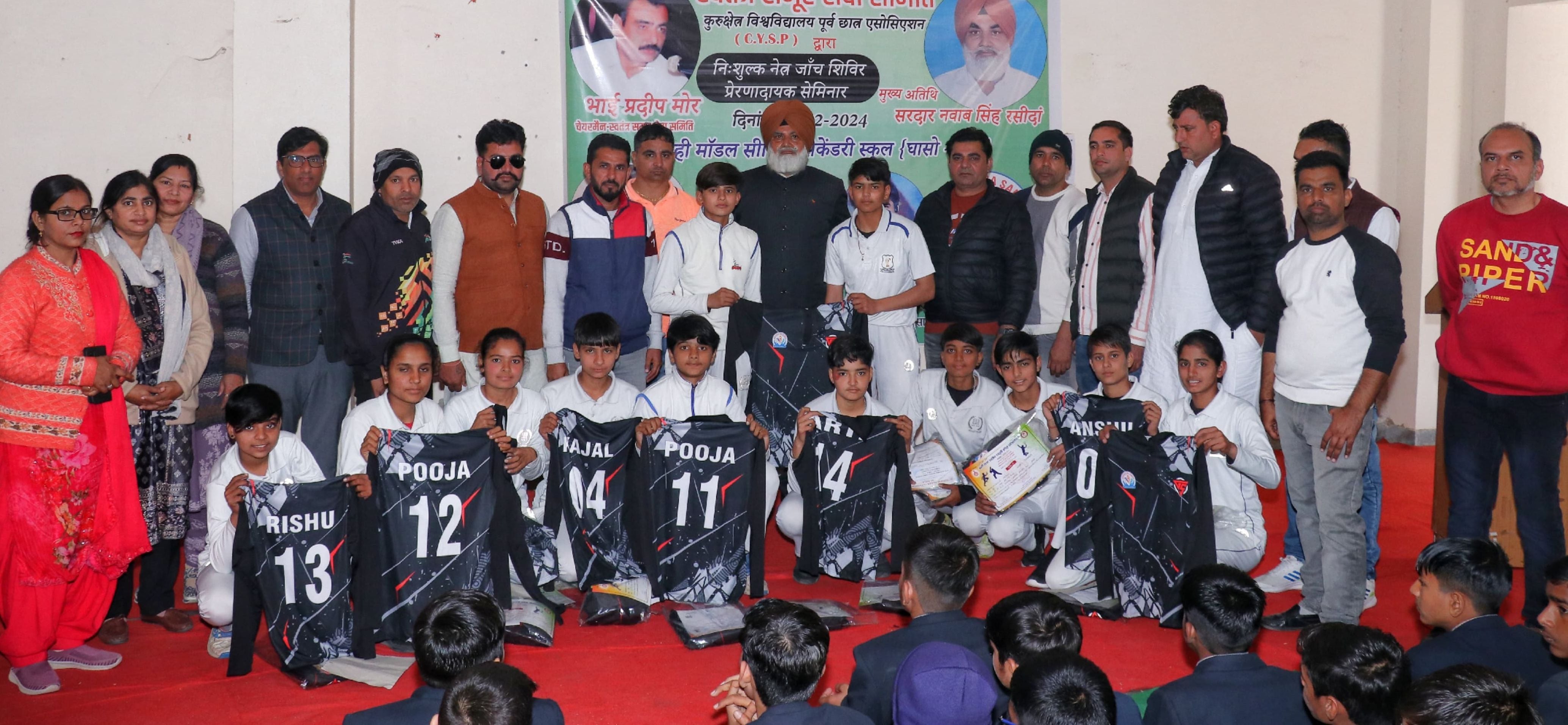13जेएनडी22: क्रिकेट टीम को सम्मानित करते हुए समिति पदाधिकारी।  संवाद