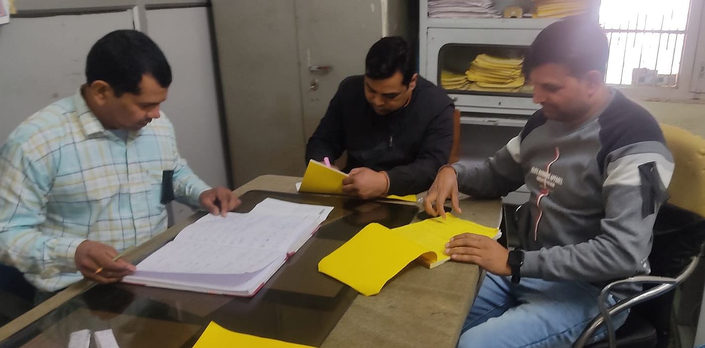 13जेएनडी26: काले बिल्ले लगाकर रोष जताते हुए स्वास्थ्य कर्मी। संवाद 13जेएनडी26: काले बिल्ले लगाकर रोष जताते हुए स्वास्थ्य कर्मी। संवाद