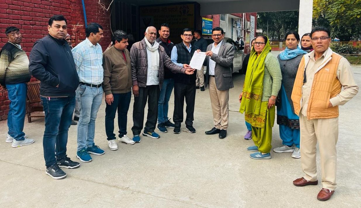 13जेएनडी26: काले बिल्ले लगाकर रोष जताते हुए स्वास्थ्य कर्मी। संवाद 13जेएनडी26: काले बिल्ले लगाकर रोष जताते हुए स्वास्थ्य कर्मी। संवाद