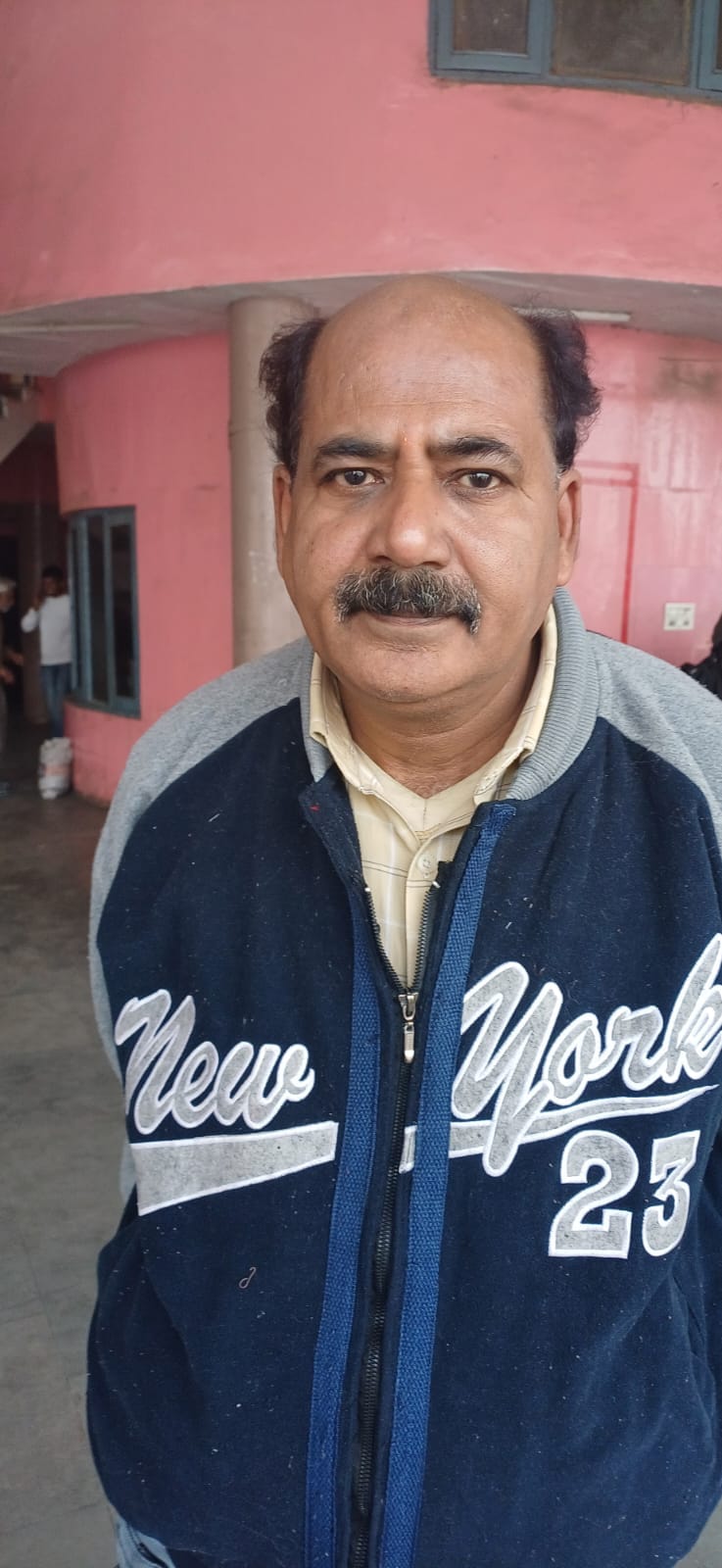 अंबाला छावनी बस स्टैंड पर पंजाब की और जाने वाली बसों की इंतजार करते यात्री। संवाद। अंबाला छावनी बस स्टैंड पर पंजाब की और जाने वाली बसों की इंतजार करते यात्री। संवाद।