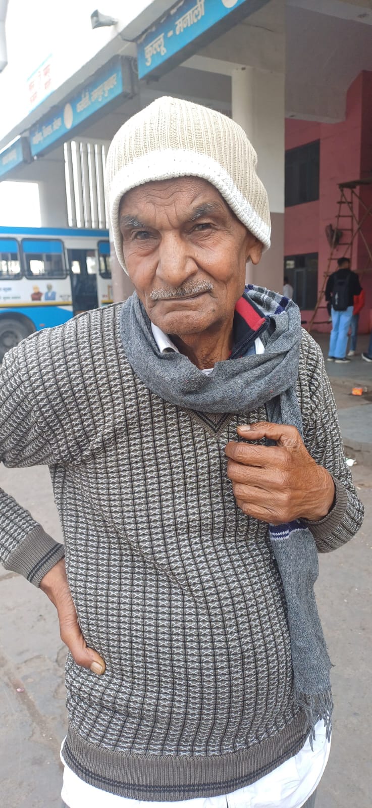 अंबाला छावनी बस स्टैंड पर पंजाब की और जाने वाली बसों की इंतजार करते यात्री। संवाद। अंबाला छावनी बस स्टैंड पर पंजाब की और जाने वाली बसों की इंतजार करते यात्री। संवाद।