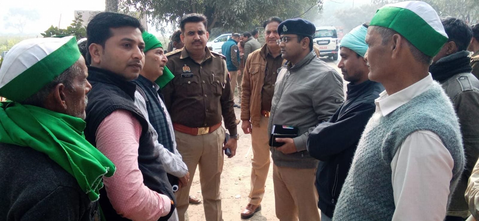 भाकियू पदाधिकारियों के ट्रैक्टर-ट्राली रोकने को आगे खड़े सीओ और पुलिस। संवाद भाकियू पदाधिकारियों के ट्रैक्टर-ट्राली रोकने को आगे खड़े सीओ और पुलिस। संवाद