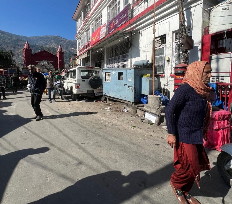 चंबा पोस्ट ऑफिस के पास दोपहर बाद  सजाई गई रेहड़ियां।संवाद